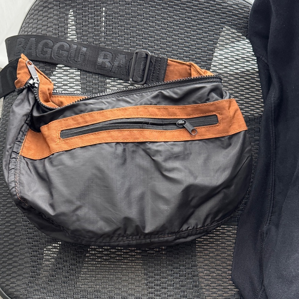 BAGGU duck brown Crossbody Bag with Black Strap - Picture 3 of 4